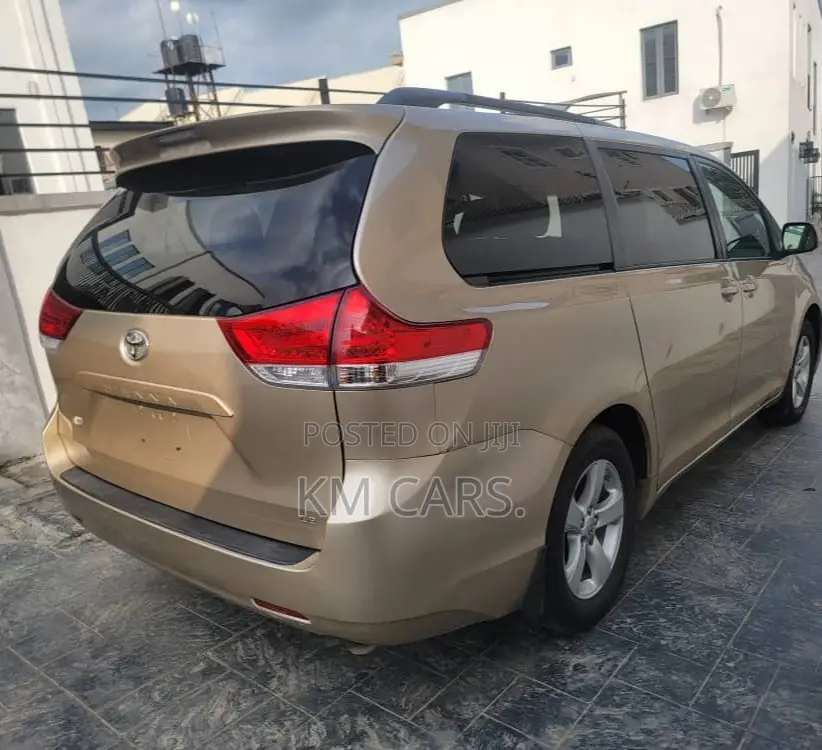 Toyota Sienna 2011 Gold