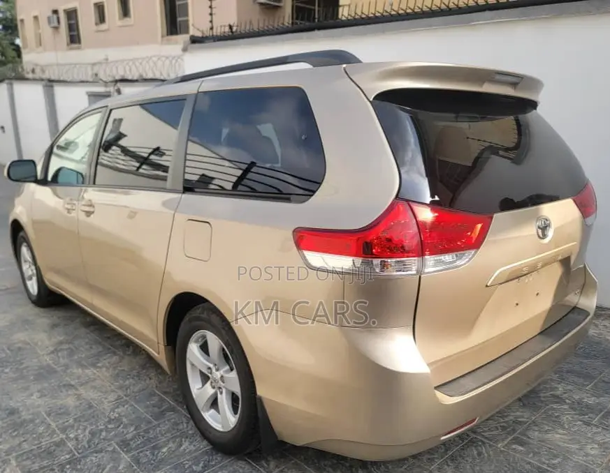Toyota Sienna 2011 Gold