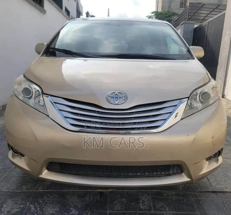 Toyota Sienna 2011 Gold