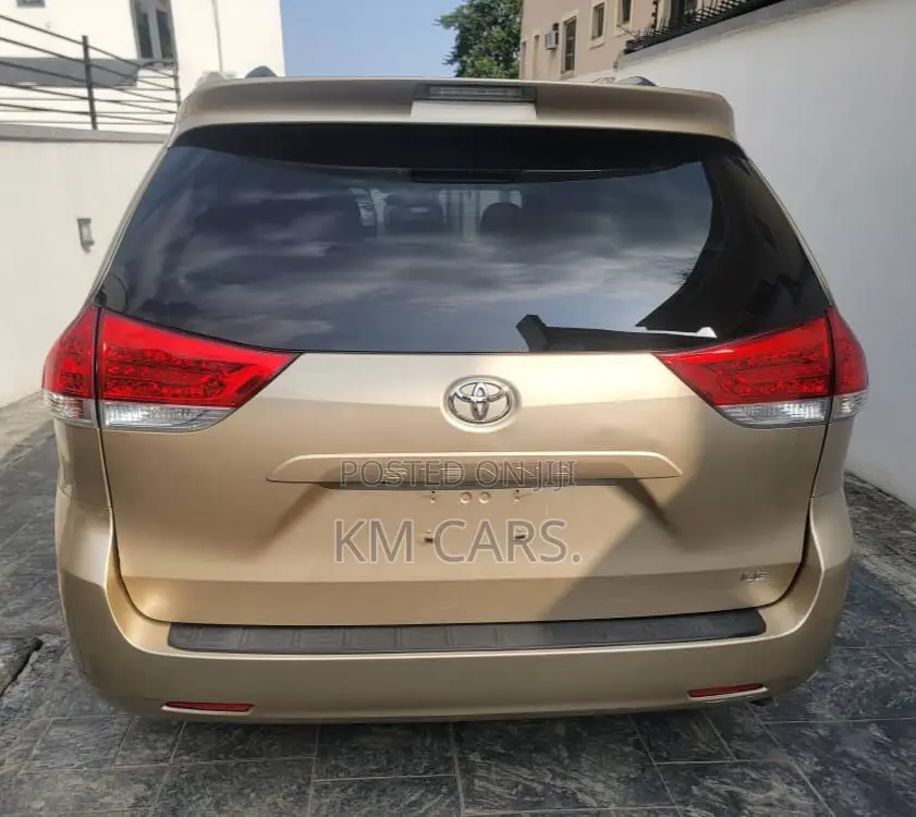 Toyota Sienna 2011 Gold