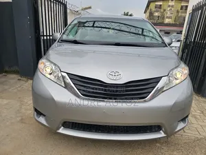 Toyota Sienna LE FWD 8-Passenger 2013 Silver