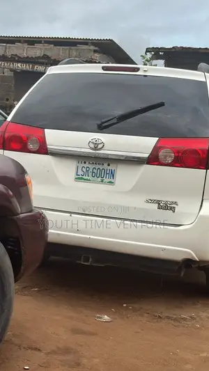 Toyota Sienna CE FWD 2007 White