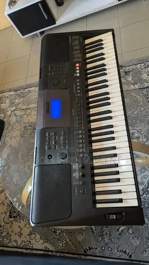 Yamaha Keyboard (Psr E453)
