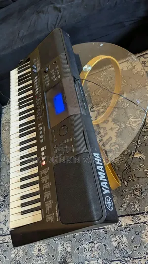 Yamaha Keyboard (Psr E453)