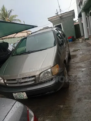 Toyota Sienna LE 4dr 1999 Gold