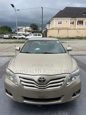 Toyota Camry LE 4dr Sedan (2.5L 4cyl 6AM) 2010 Gold
