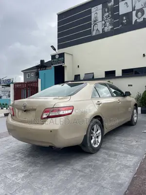 Toyota Camry LE 4dr Sedan (2.5L 4cyl 6AM) 2010 Gold