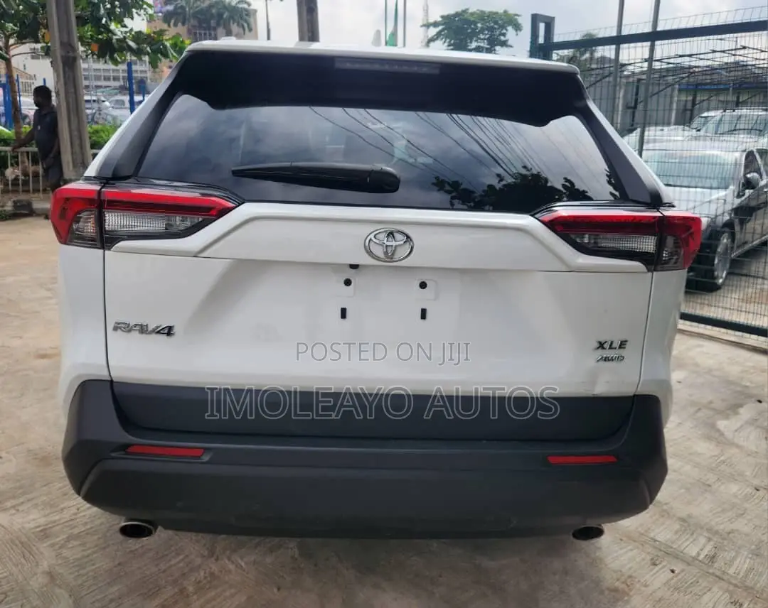 Toyota RAV4 XLE 2022 White