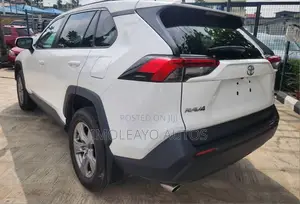 Toyota RAV4 XLE 2022 White