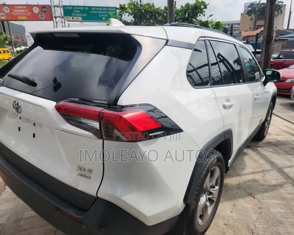 Toyota RAV4 XLE 2022 White
