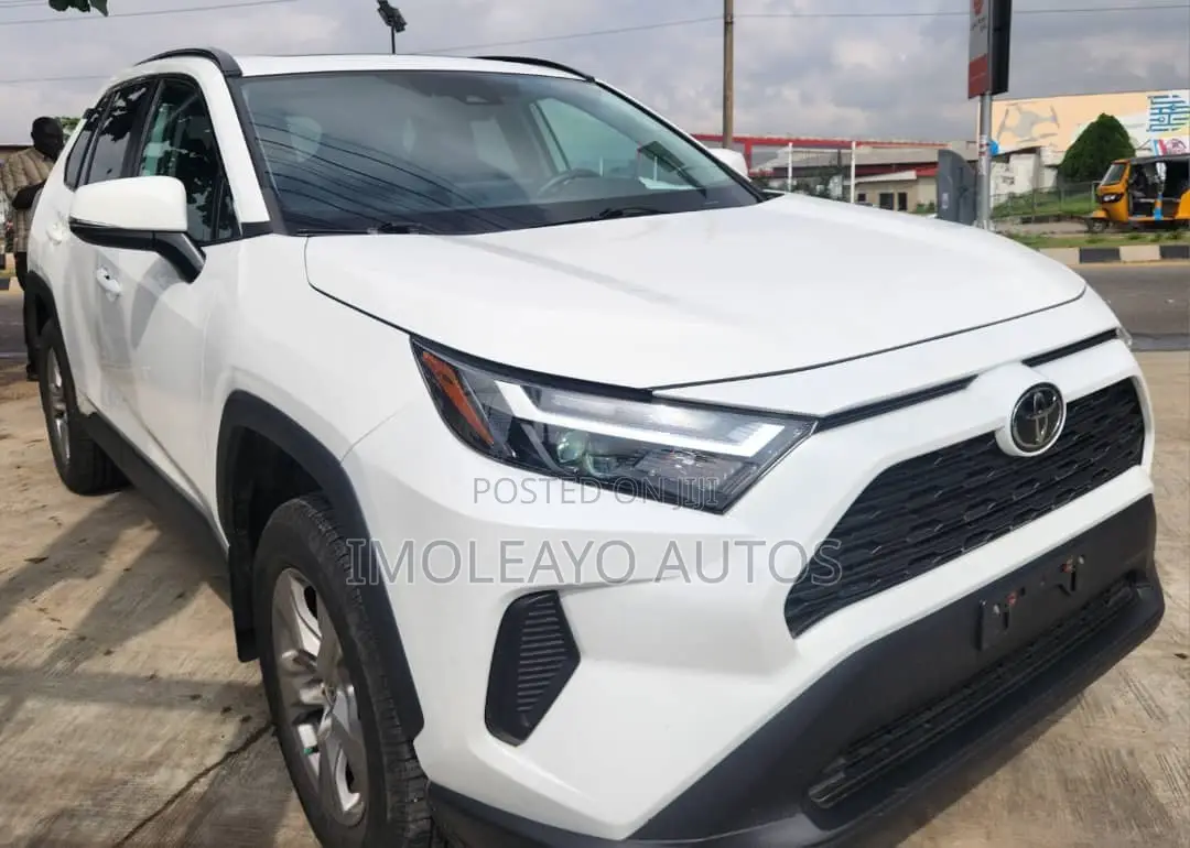 Toyota RAV4 XLE 2022 White