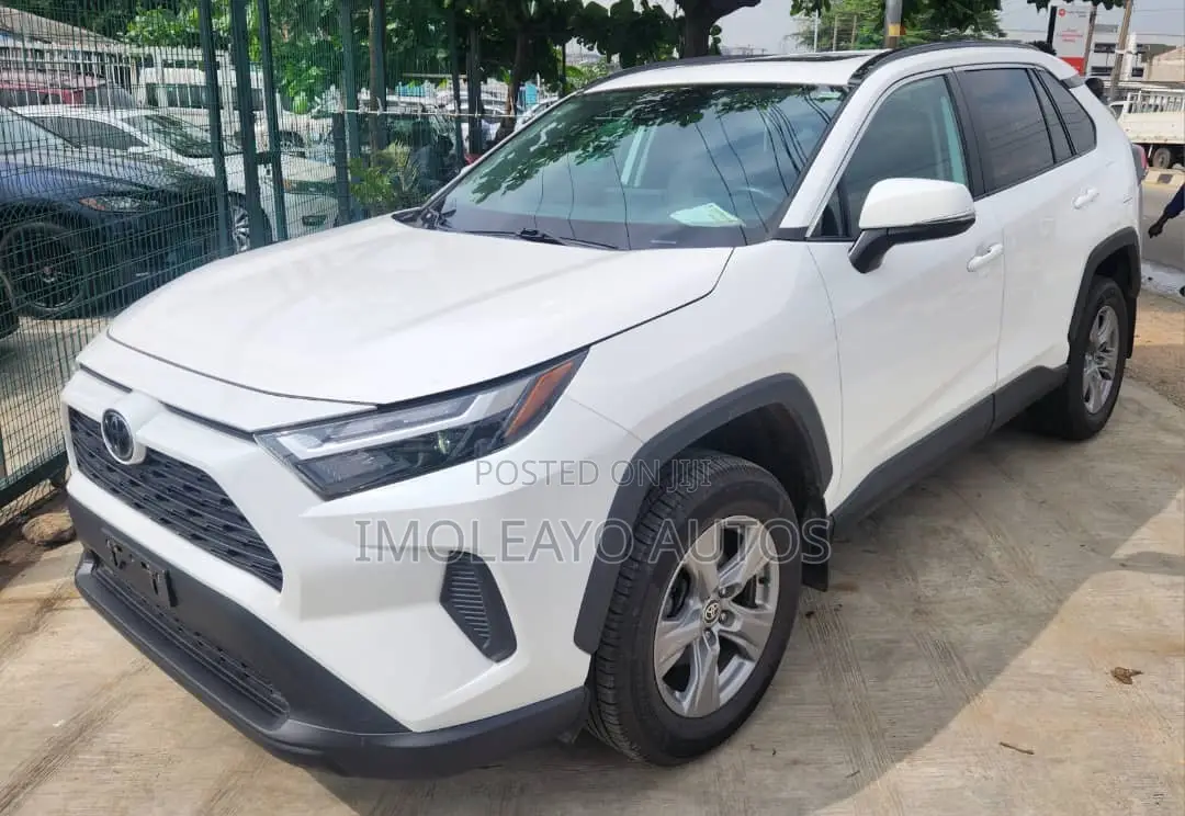 Toyota RAV4 XLE 2022 White