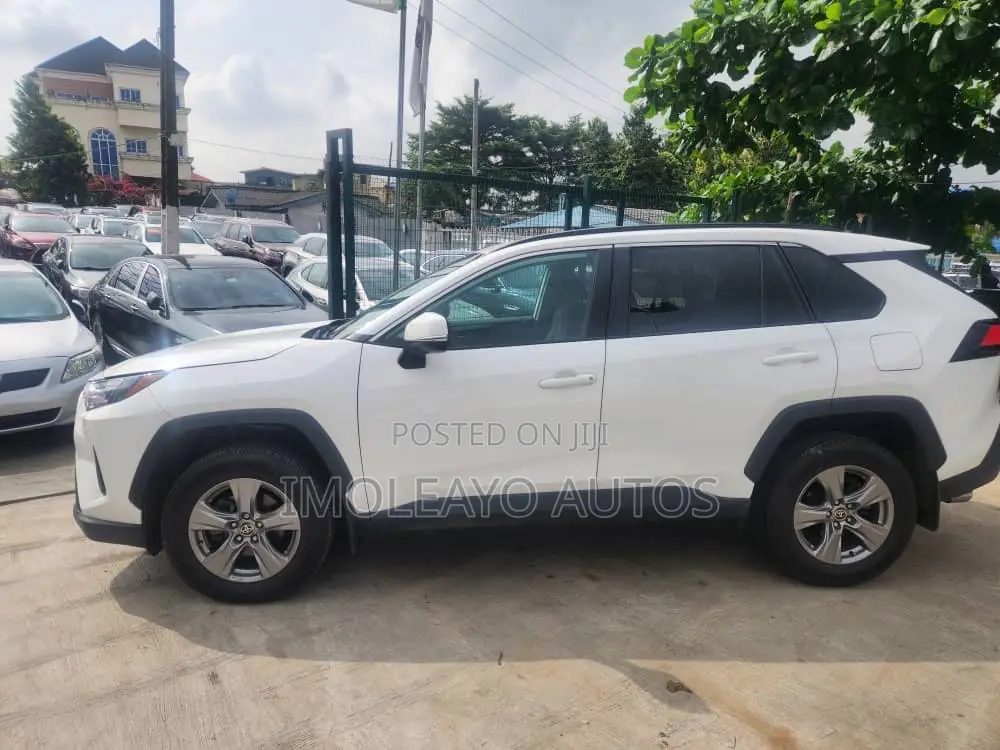 Toyota RAV4 XLE 2022 White