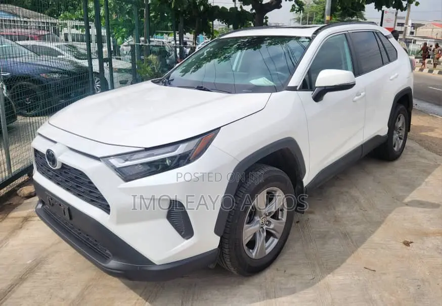 Toyota RAV4 XLE 2022 White