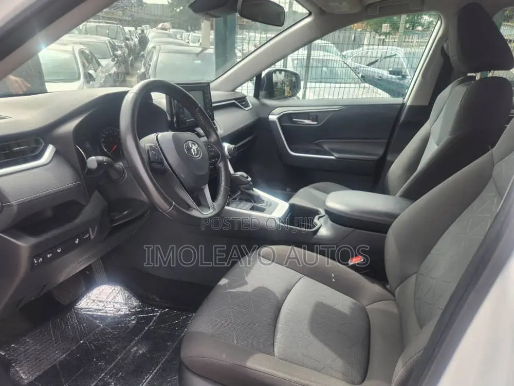 Toyota RAV4 XLE 2022 White