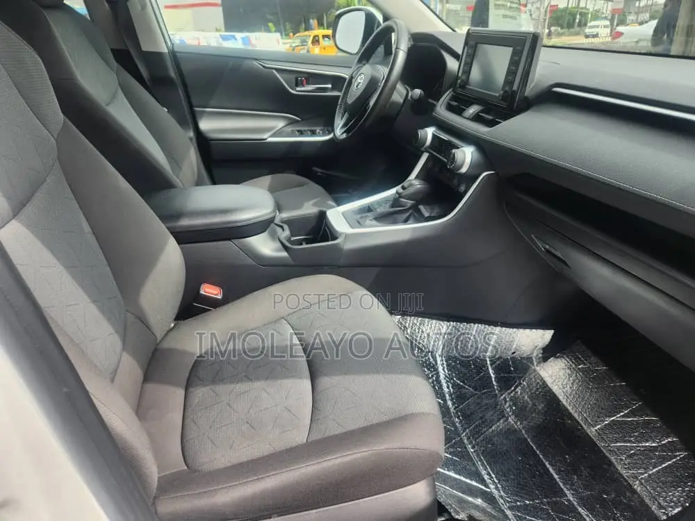 Toyota RAV4 XLE 2022 White