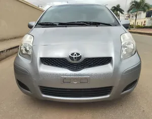 Toyota Yaris Base Hatchback 5dr 2010 Silver
