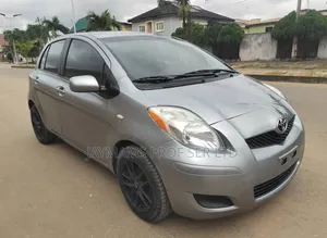 Toyota Yaris Base Hatchback 5dr 2010 Silver