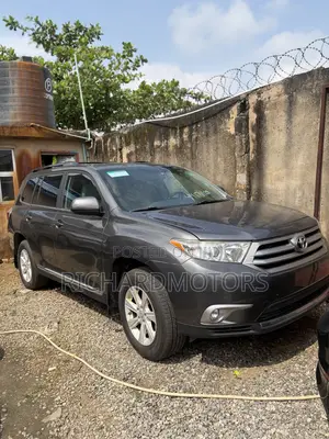 Toyota Highlander SE 3.5L 4WD 2013 Gray