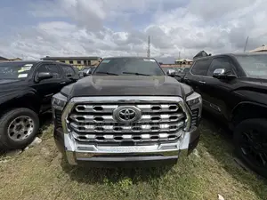 Toyota Tundra Platinum CrewMax 6.5' Bed 2023 Gold