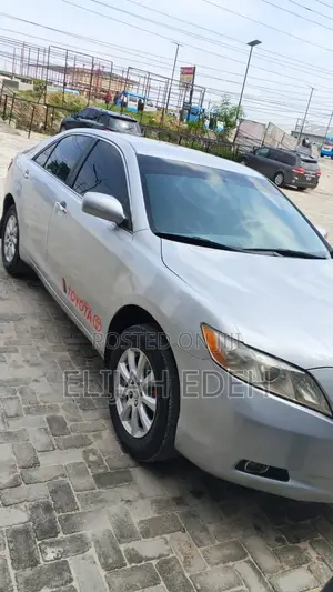 Toyota Camry Base 4dr Sedan (2.5L 4cyl 6M) 2010 Silver