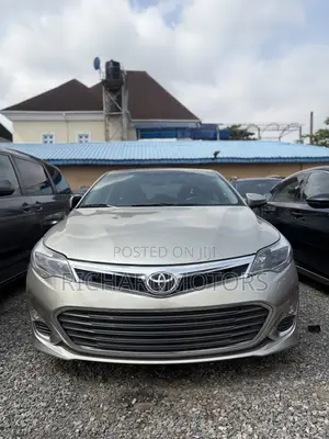 Toyota Avalon XLE Premium FWD Sedan (3.6L 6cyl 6A) 2016 Gold