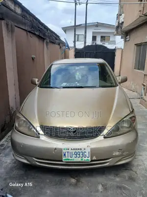 Toyota Camry LE 4dr Sedan (2.4L 4cyl 5M) 2003 Gold