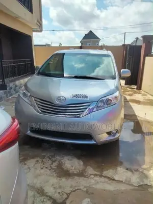 Toyota Sienna 2018 Silver