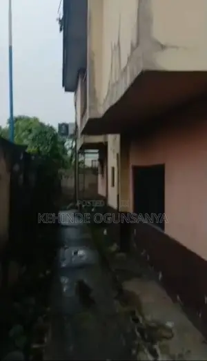 3bdrm Block of Flats in Aba Expressway for sale