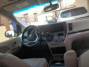 Toyota Sienna 2018 Silver