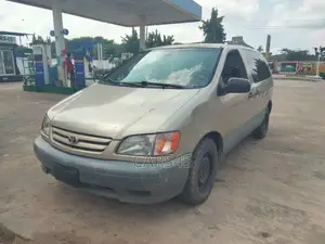 Toyota Sienna 2001 Gold