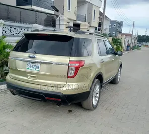 Ford Explorer 2015 Gold