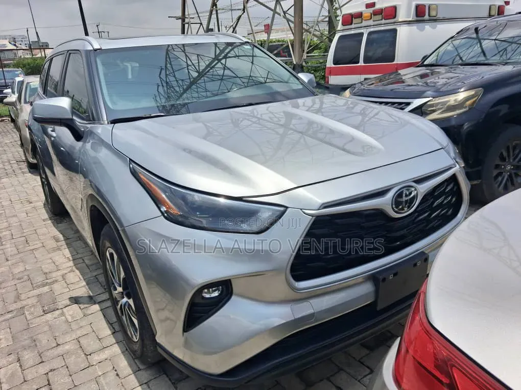 Toyota Highlander 2023 Silver