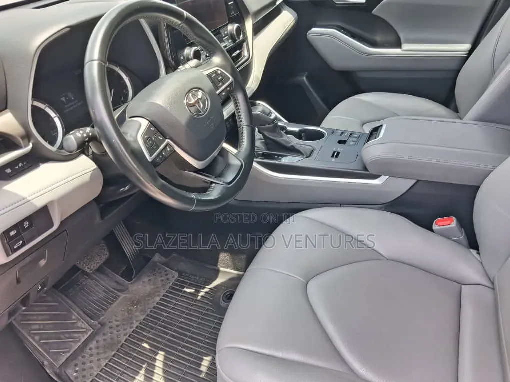 Toyota Highlander 2023 Silver