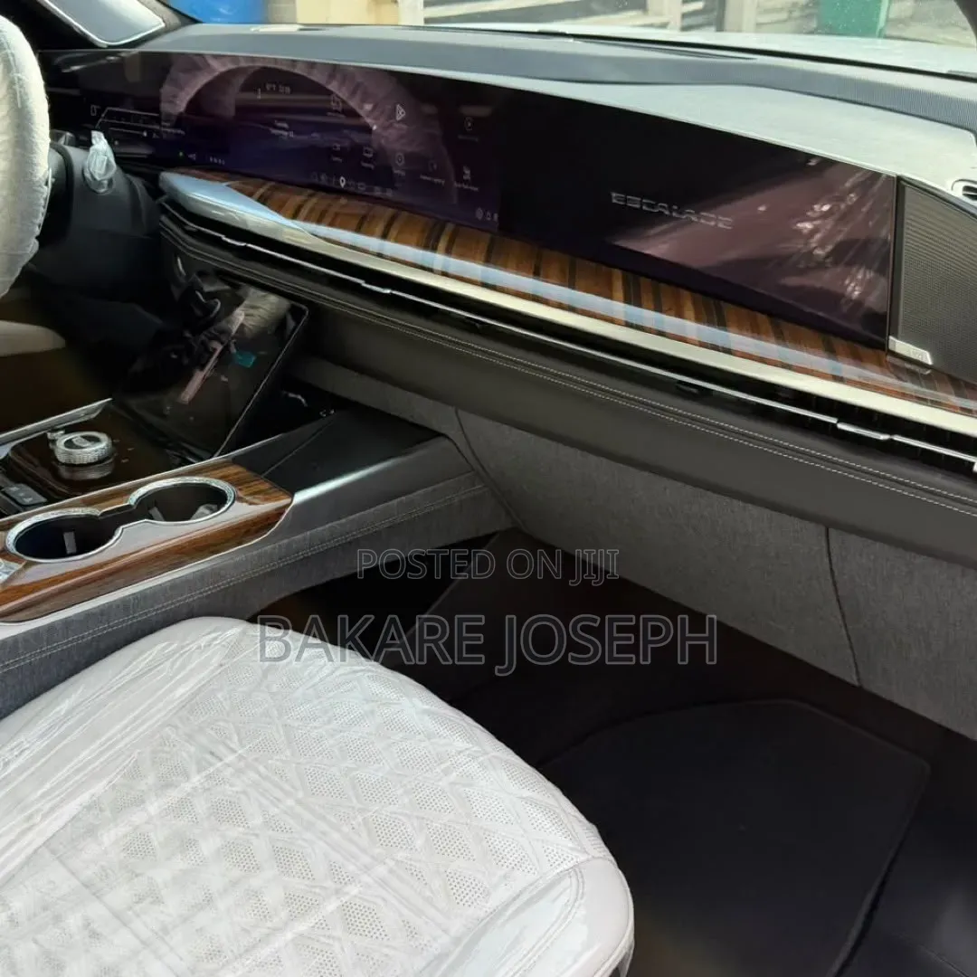 Cadillac Escalade Platinum Luxury 2026 White