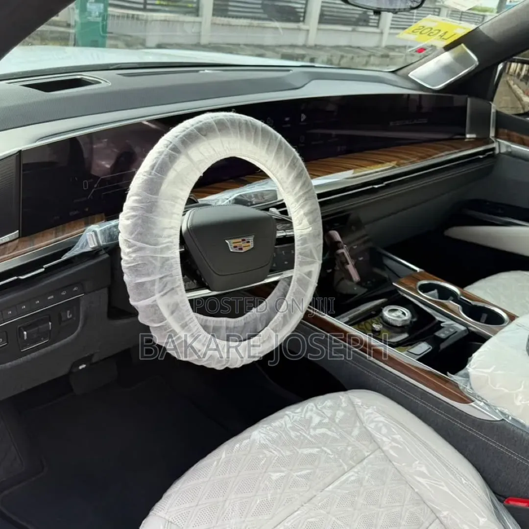 Cadillac Escalade Platinum Luxury 2026 White