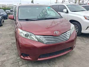 Toyota Sienna 2010 Red