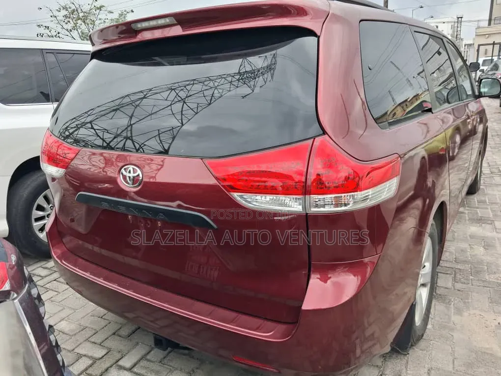Toyota Sienna 2010 Red