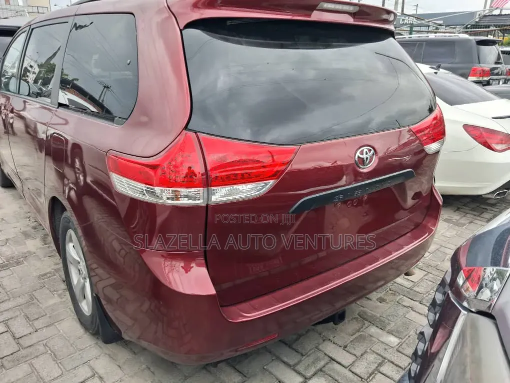 Toyota Sienna 2010 Red