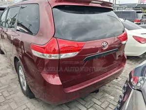 Toyota Sienna 2010 Red