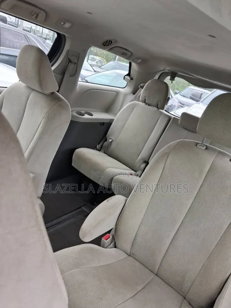 Toyota Sienna 2010 Red