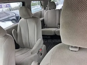 Toyota Sienna 2010 Red