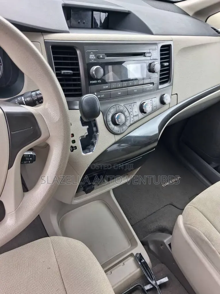 Toyota Sienna 2010 Red