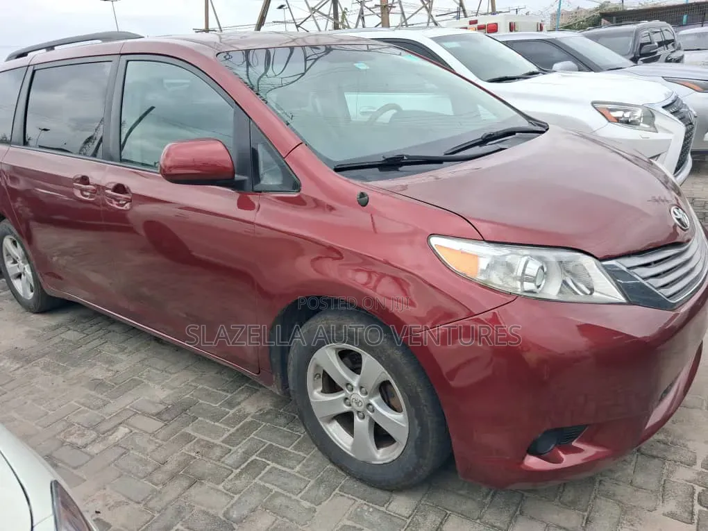 Toyota Sienna 2010 Red