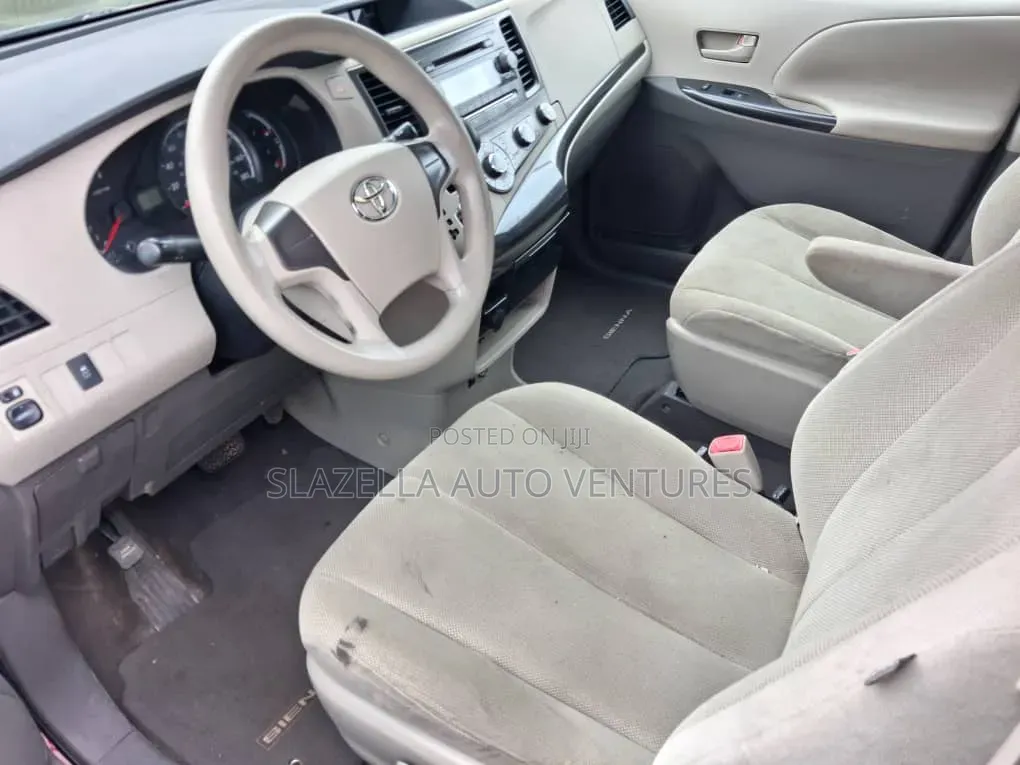 Toyota Sienna 2010 Red