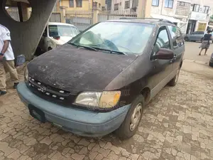 Toyota Sienna 2000 Red