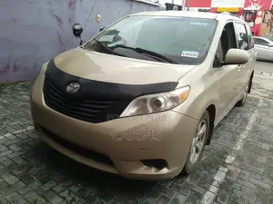 Toyota Sienna 2012 Gold