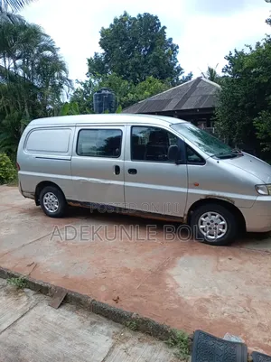 Hyundai H200 2003 Gray
