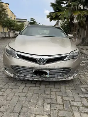 Toyota Avalon XLE 4dr Sedan (3.5L 6cyl 6A) 2015 Gold