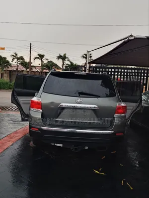 Toyota Highlander 3.5L 4WD 2013 Green